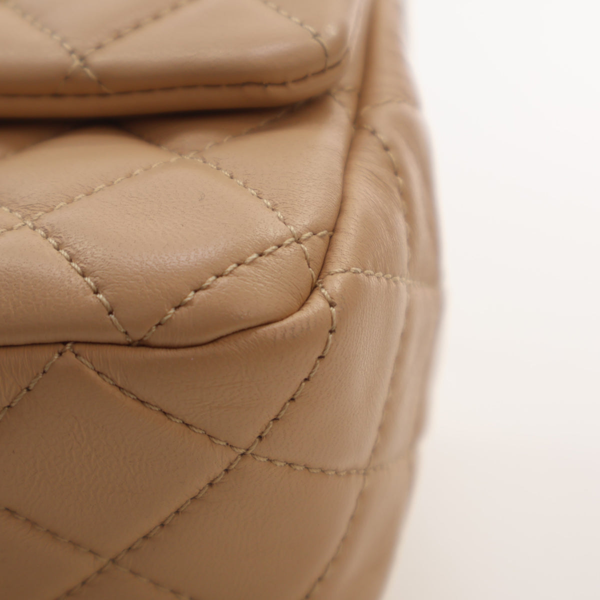 Pre-Owned Chanel Flap Bag Mini Lambskin Pearl Crush, corner detail