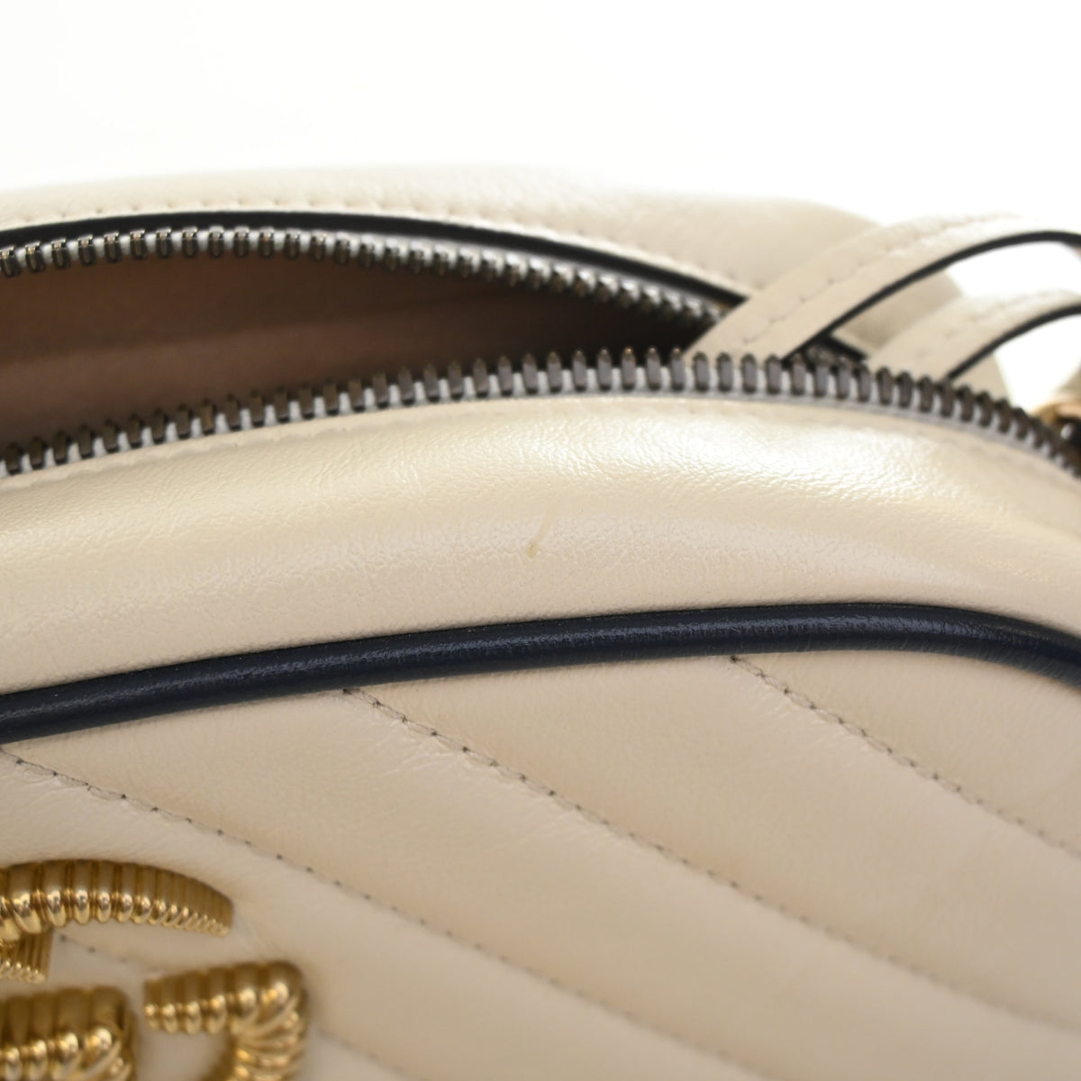 Pre-Owned Gucci Camera Bag Small Calfskin GG Marmont Torchon, gold hardware close-up