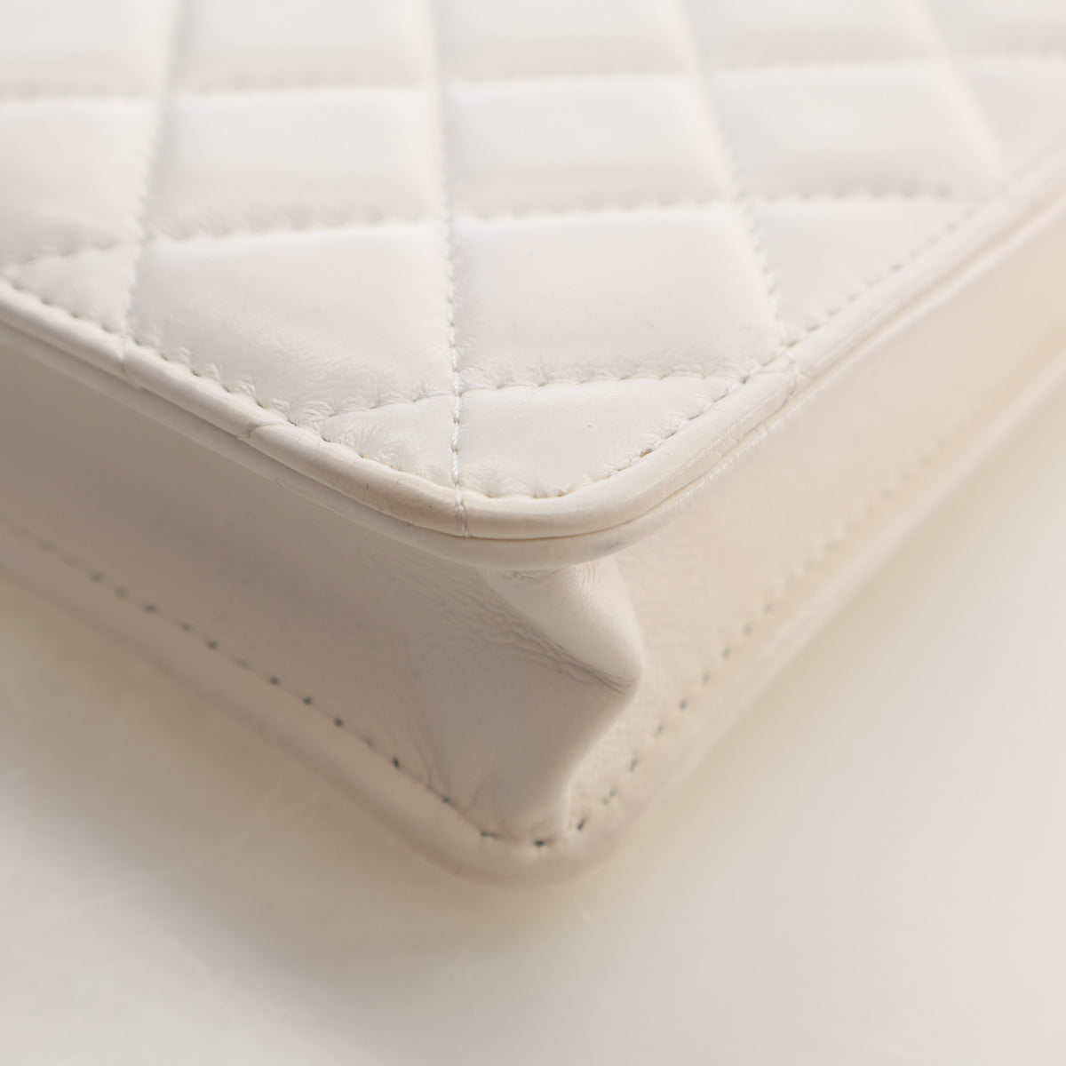 Pre-Owned Chanel Phone Holder Lambskin On Chain, corner and edge detail, photo 13 of 17