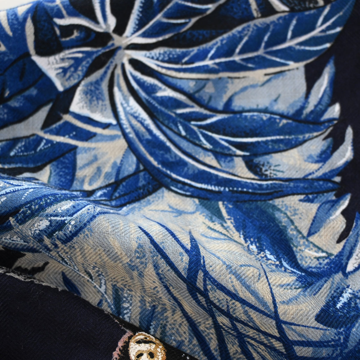 Pre-Owned Hermès Scarf Equateur Triangle, detail view, photo 6 of 8