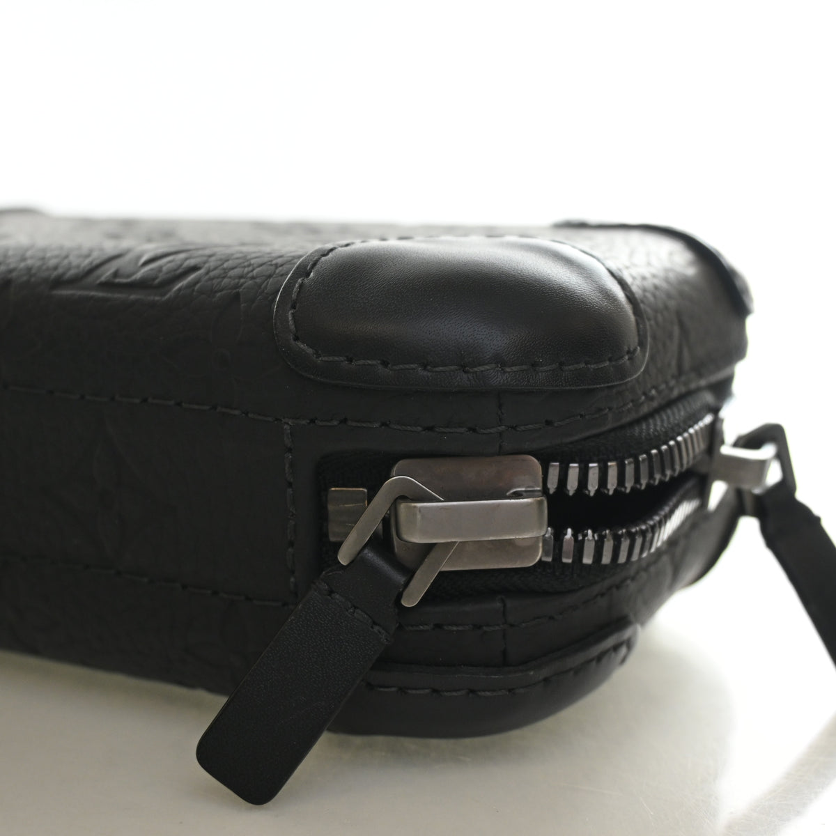 Louis Vuitton Monogram Taurillon Horizon Clutch, photo 8 of 12