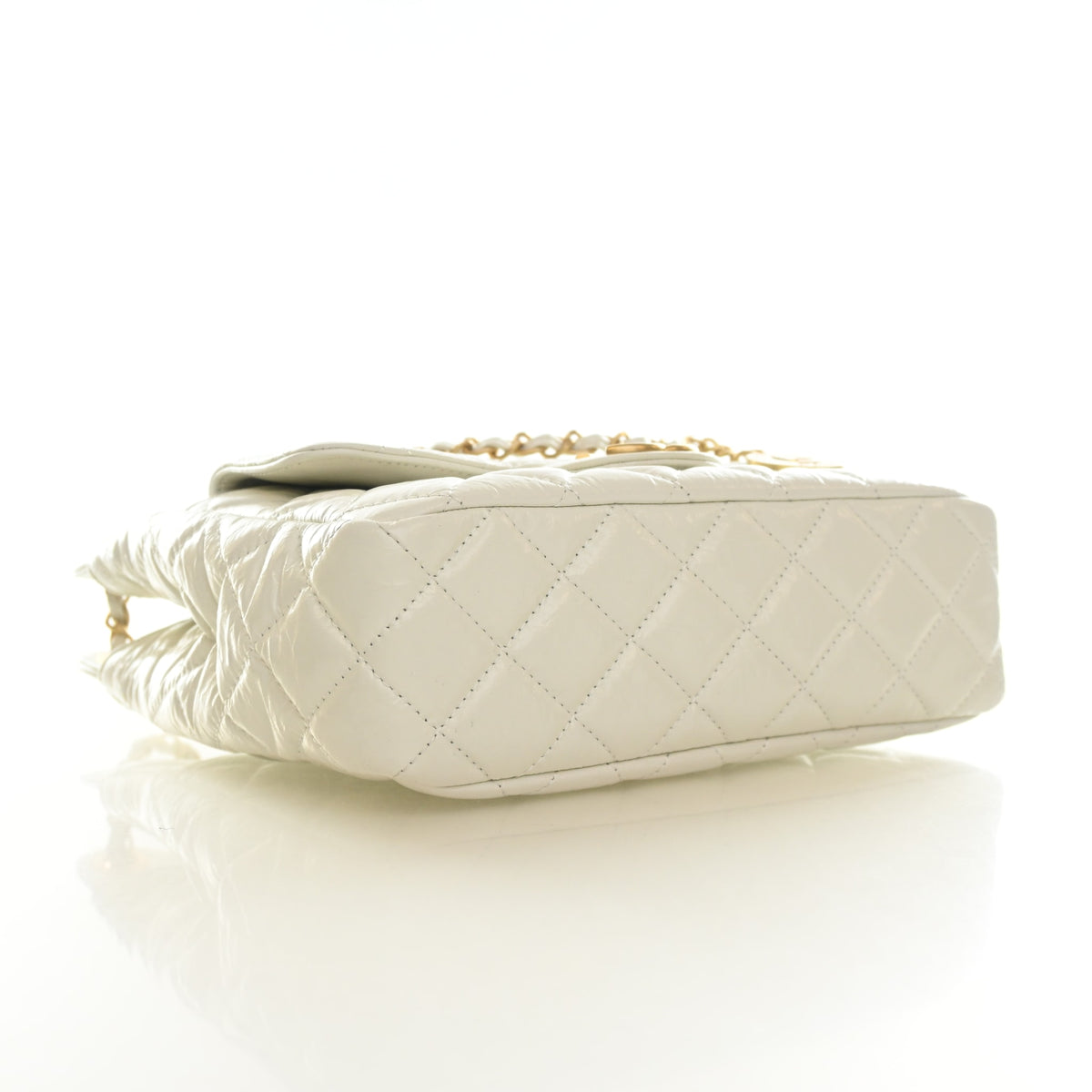 Pre-Owned Chanel Hobo Medium Crumpled Calfskin Wavy CC, base and feet view