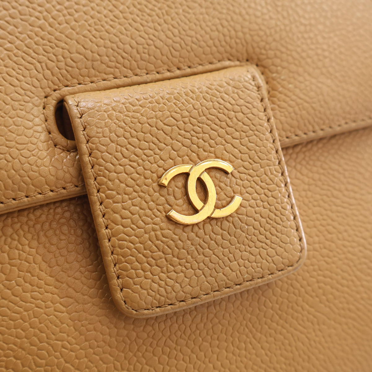 Vintage Chanel Flap Bag Caviar Leather CC, gold hardware close-up