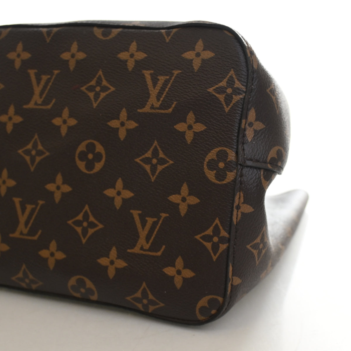 Pre-Owned Louis Vuitton MM Monogram Neo Noe, base and feet view, photo 7 of 12
