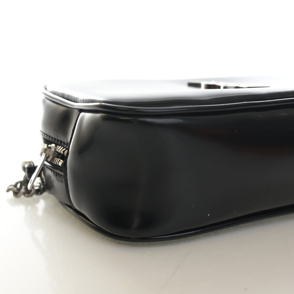 Pre-Owned Saint Laurent Camera Bag Mini Calfskin Lou, corner and edge detail