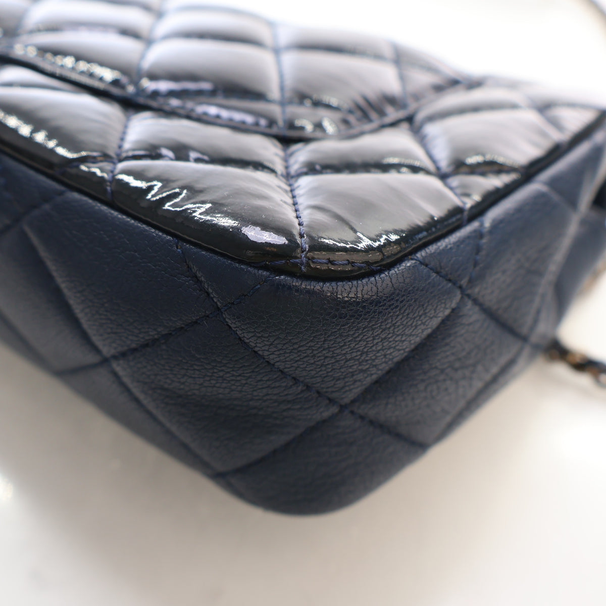 Pre-Owned Chanel Flap Bag Medium Patent Leather Classic Single, corner and edge detail, photo 14 of 18