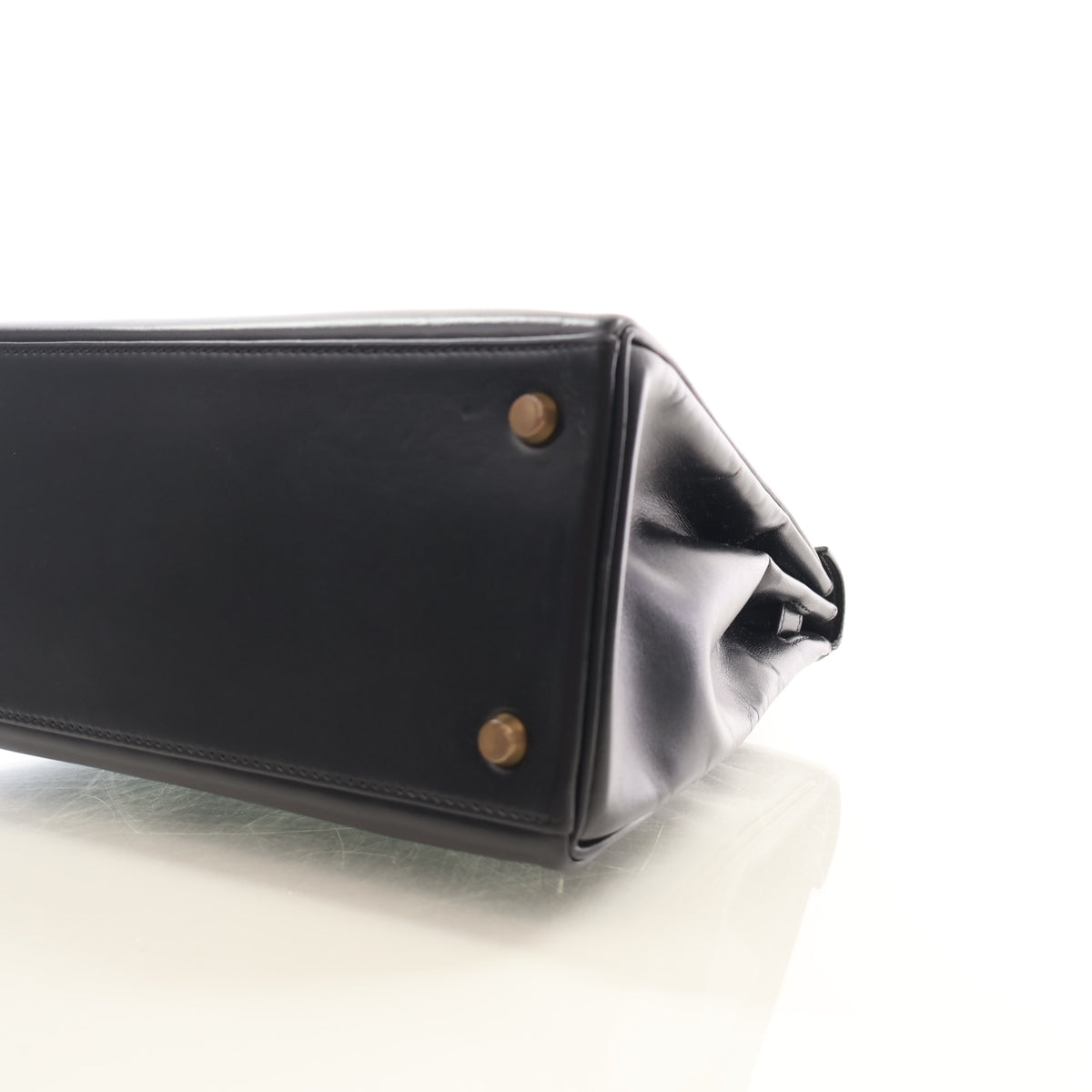 Vintage Hermès Kelly 28 Noir Box Calf, base and feet view, photo 8 of 18