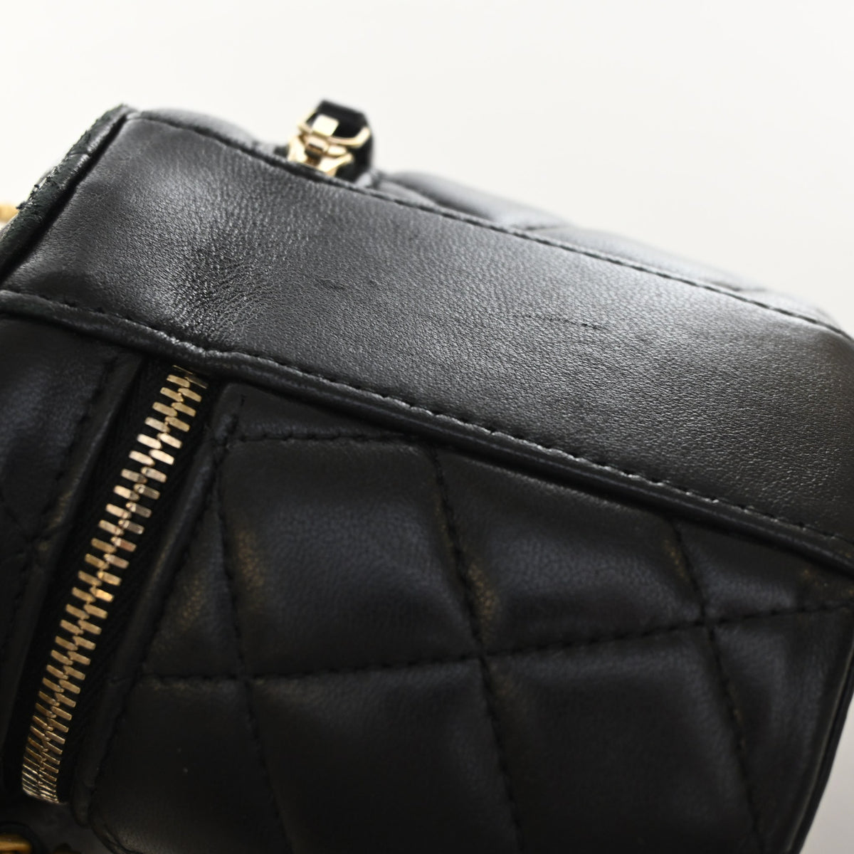 Pre-Owned Chanel Top Handle Mini Lambskin CC Vanity With Chain, corner and edge detail