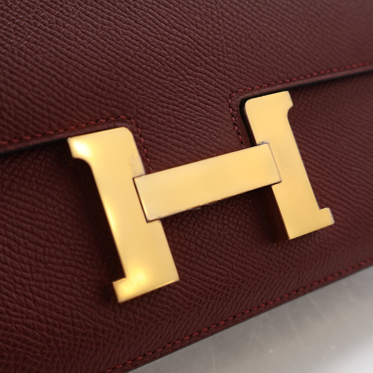 Pre-Owned Hermès Constance 25 Rouge H Epsom Leather Elan, gold hardware close-up