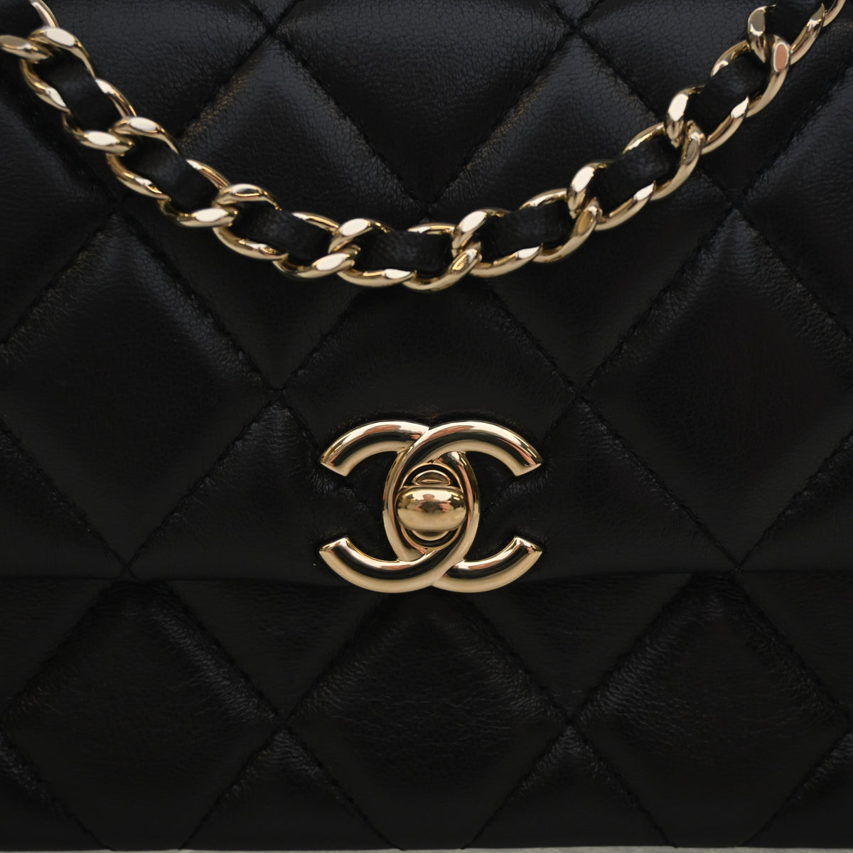 Pre-Owned Chanel Flap Bag Mini Lambskin Chain, gold hardware close-up