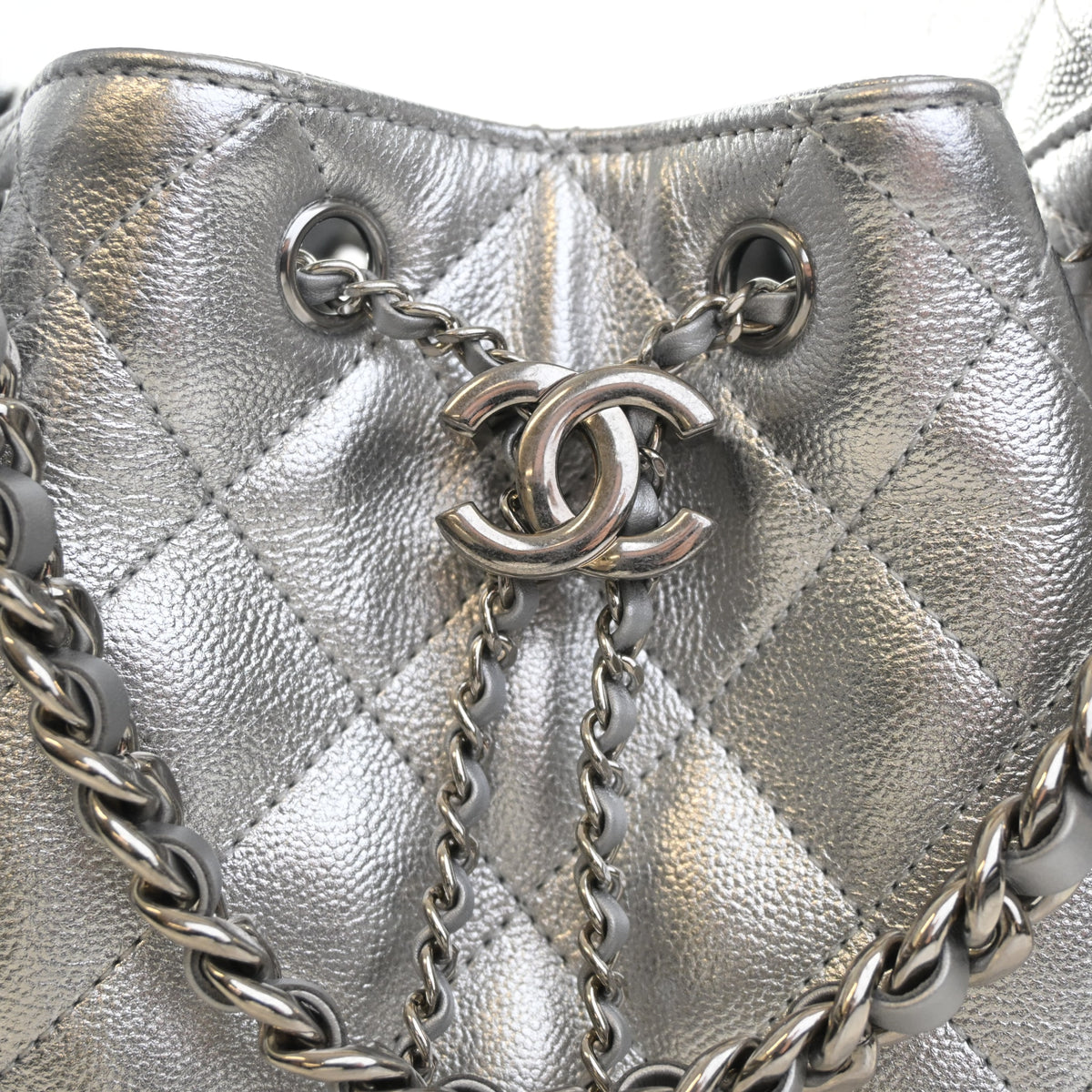 Pre-Owned Chanel Hobo Small Caviar Leather 25, silver hardware close-up