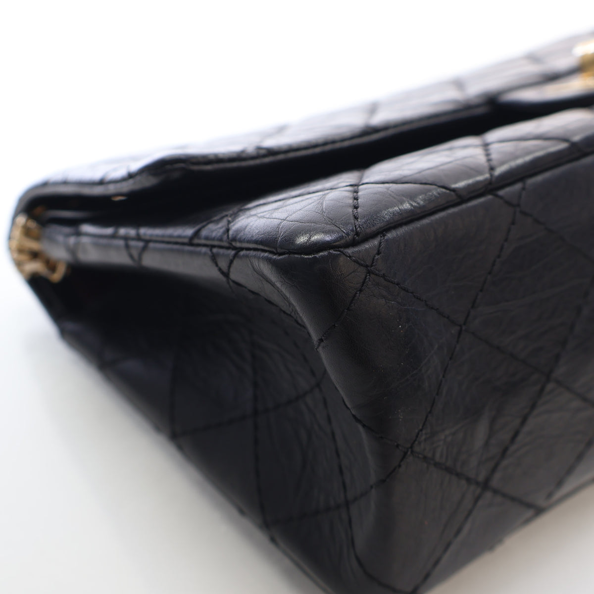 Pre-Owned Chanel Flap Bag Aged Calfskin 2.55 Reissue, corner and edge detail