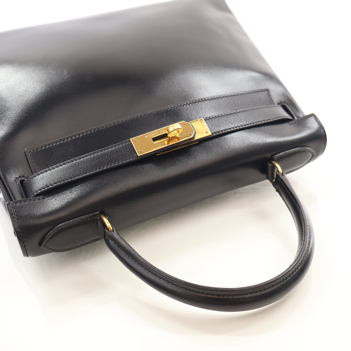 Vintage Hermès Kelly 28 Noir Box Calf, overhead view