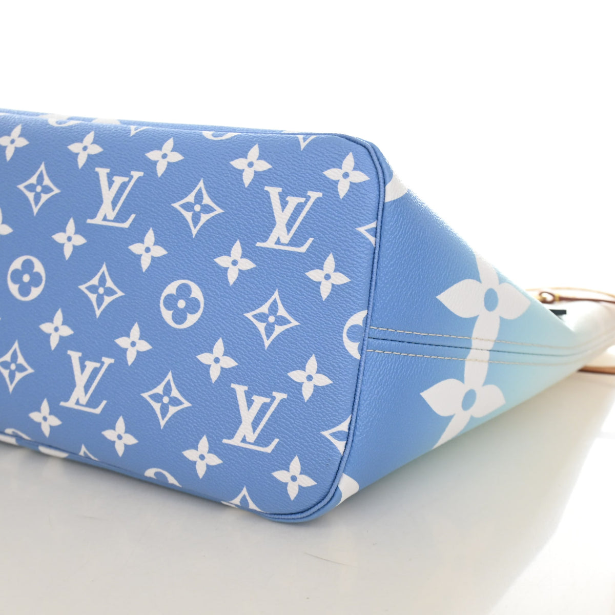 Pre-Owned Louis Vuitton Neverfull MM Monogram Giant By The Pool, base and feet view, photo 14 of 17