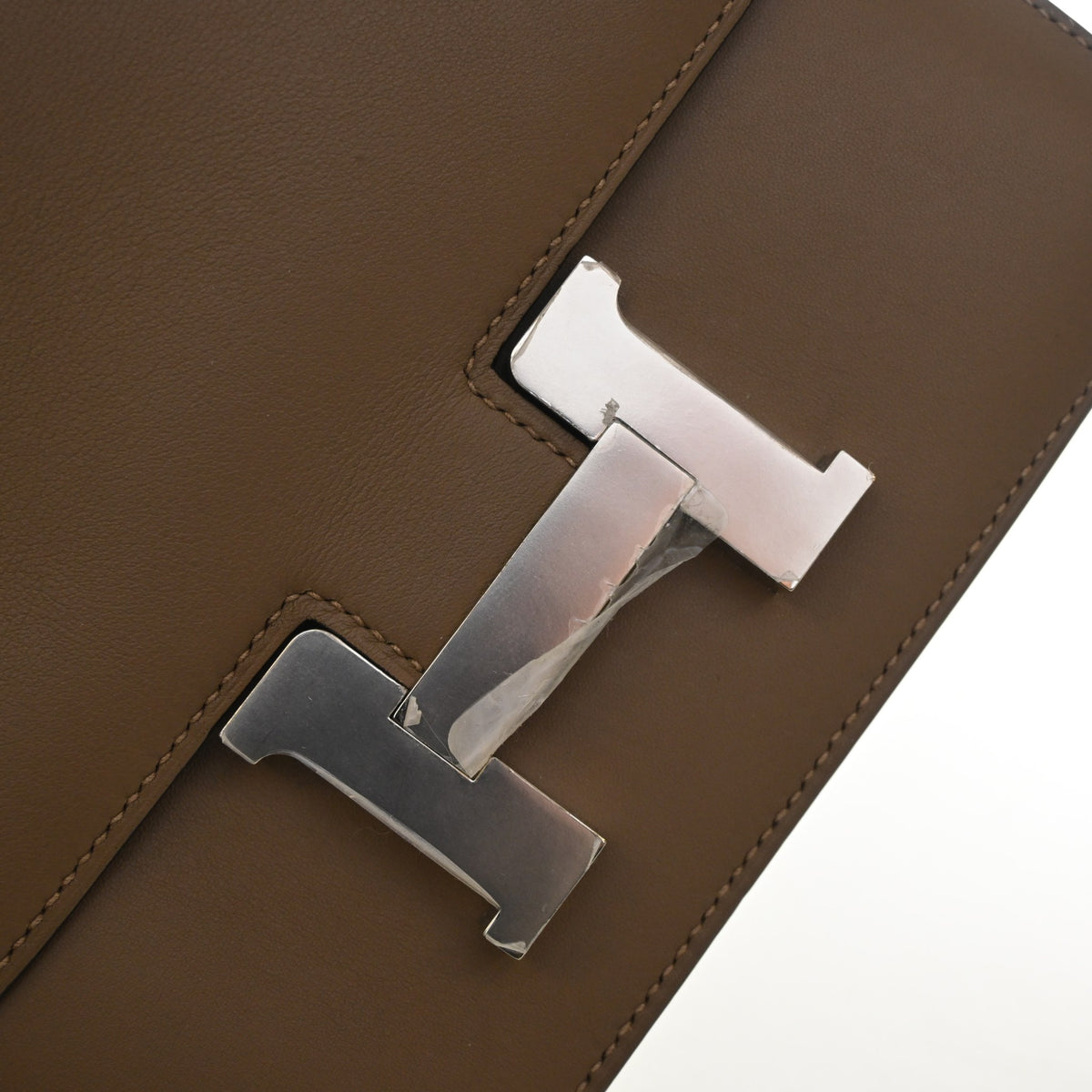 Pre-Owned Hermès Constance 18 Beige De Weimer Evercolor Leather, silver hardware close-up