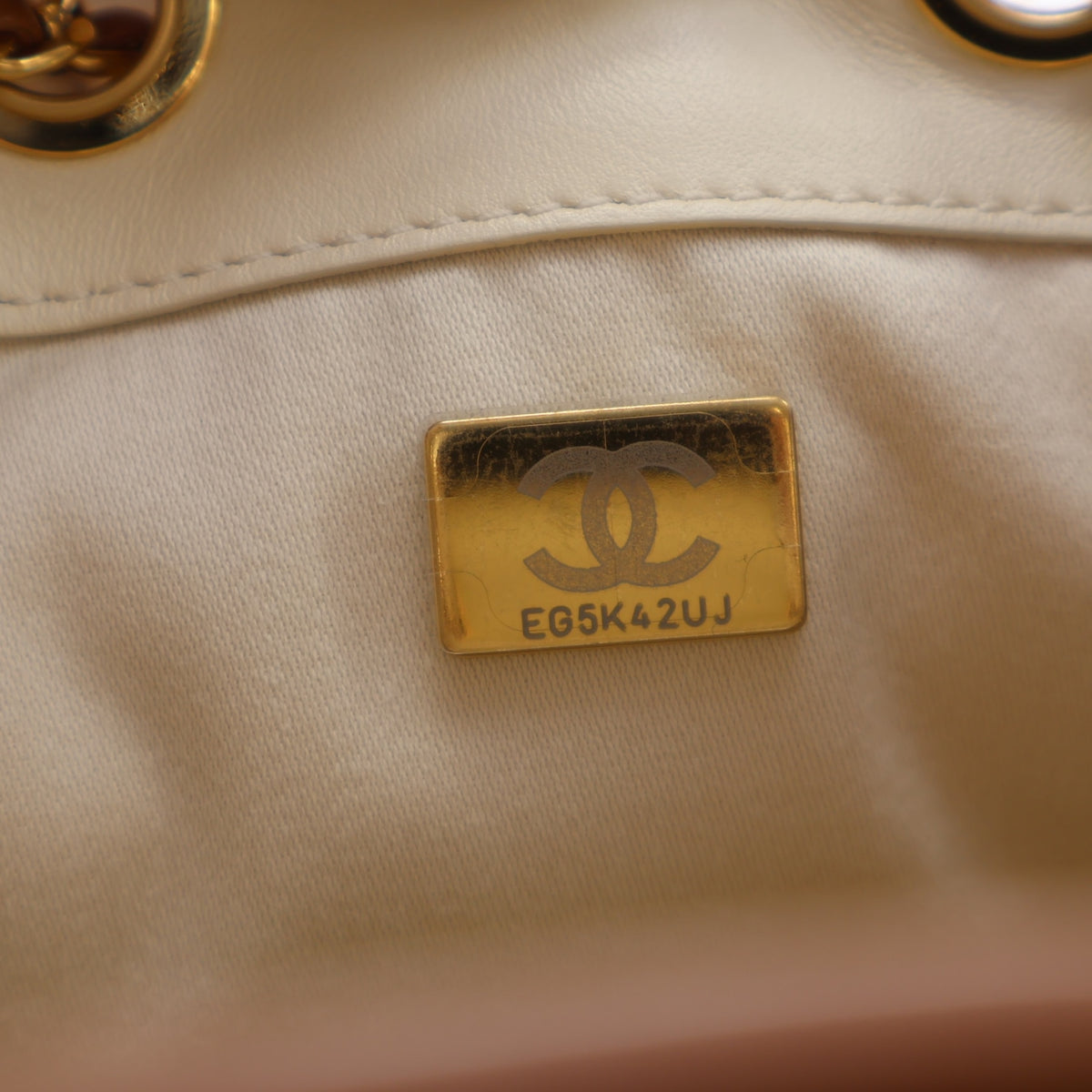 Pre-Owned Chanel Hobo Small Tweed 25, logo detail