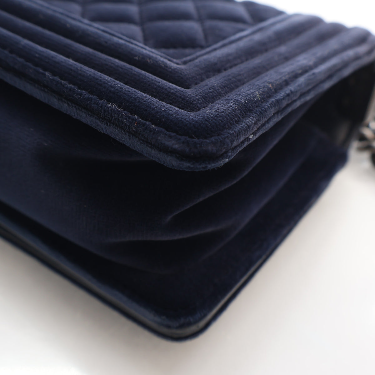 Pre-Owned Chanel Boy Bag Small Velvet, corner and edge detail, photo 13 of 19
