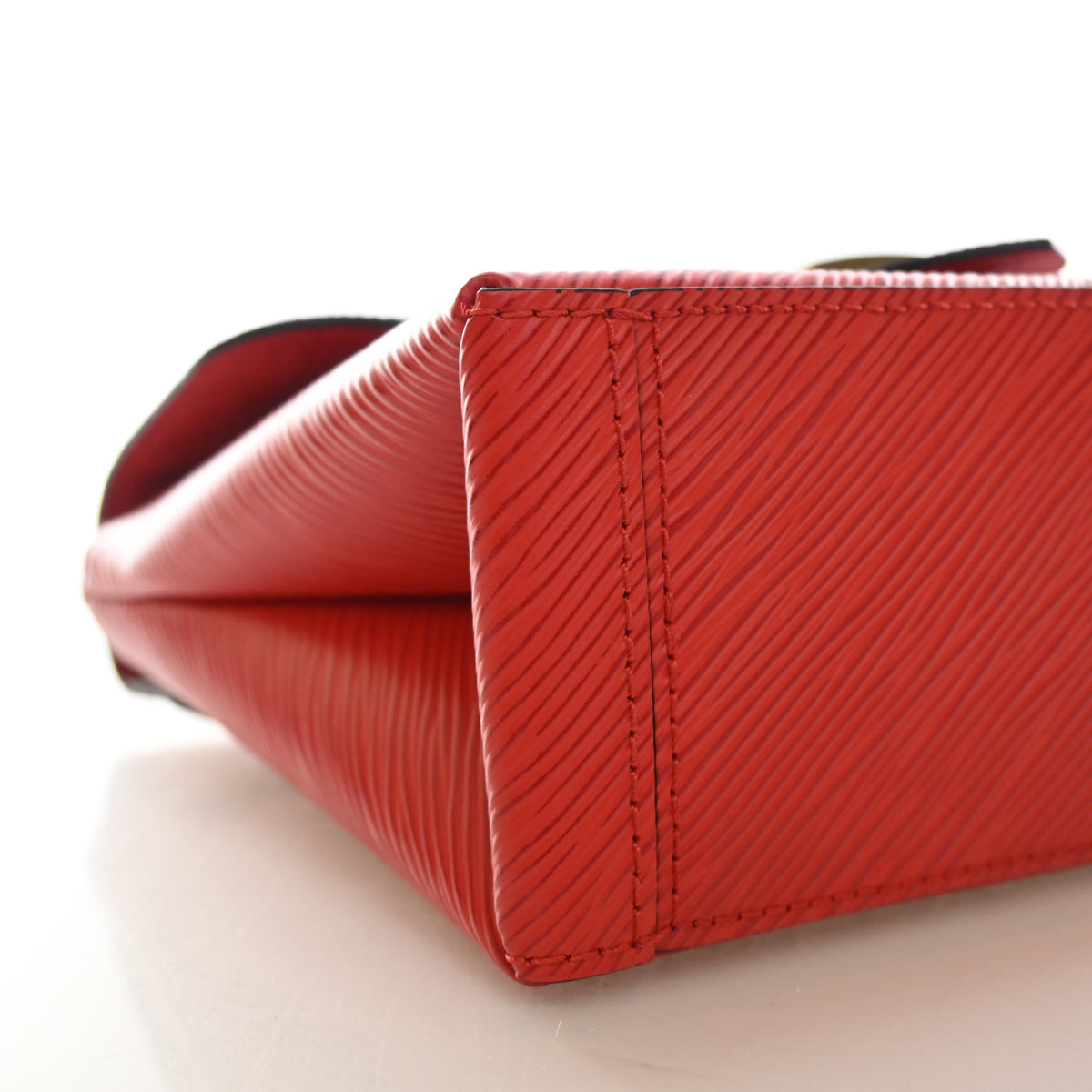 Pre-Owned Louis Vuitton Epi Leather Locky BB, corner and edge detail