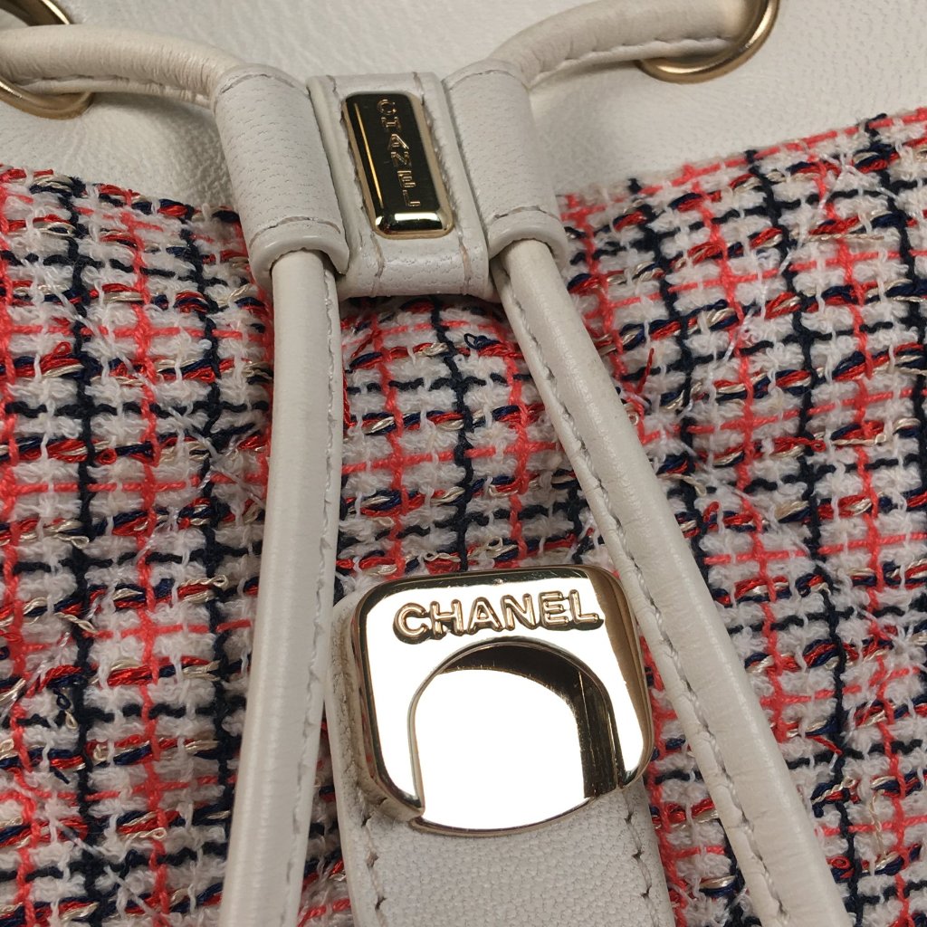 Pre-Owned Chanel Backpack Tweed CC Mania, gold hardware close-up, photo 16 of 20