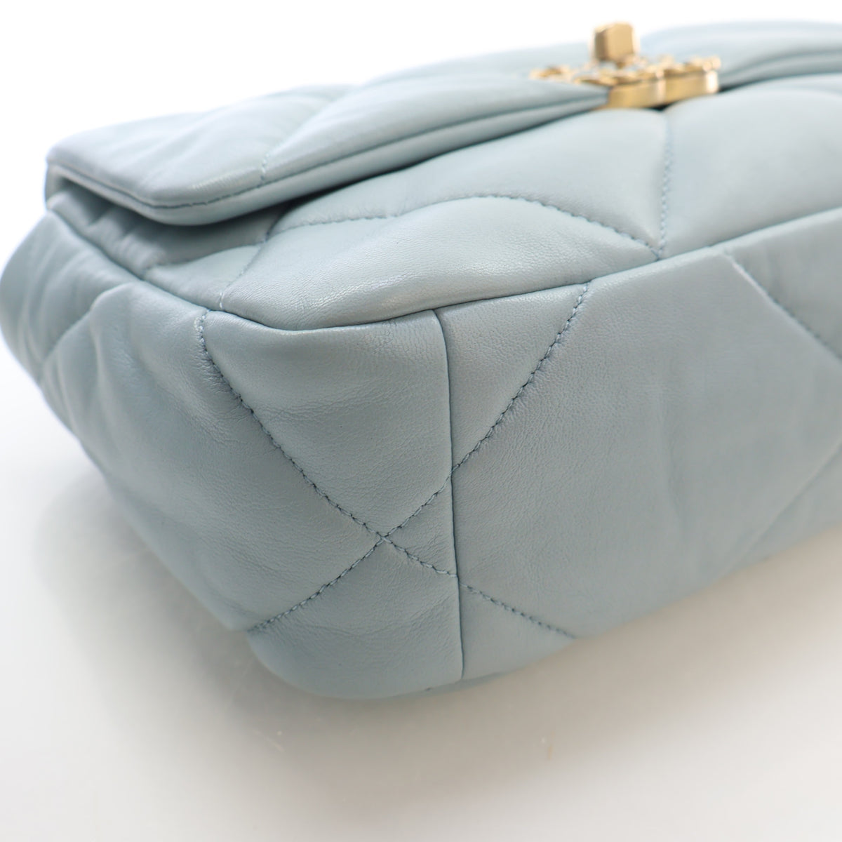 Pre-Owned Chanel 19 Flap Bag Medium Lambskin, corner and edge detail, photo 6 of 16
