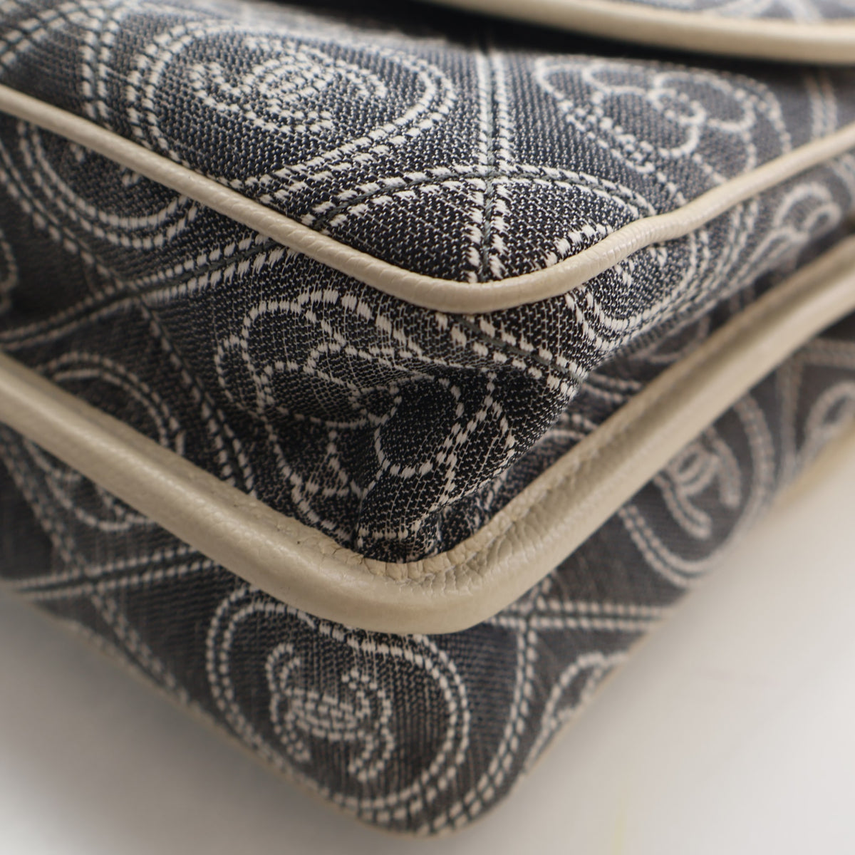 Pre-Owned Chanel Flap Bag Camellia Printed Canvas Double Side, corner and edge detail, photo 15 of 22