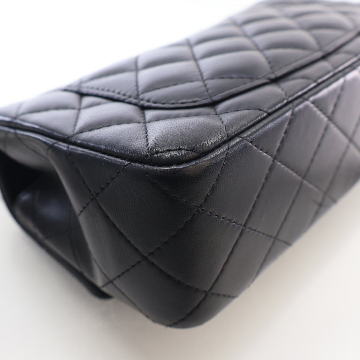 Pre-Owned Chanel Flap Bag Small Lambskin Classic Single, corner and edge detail, photo 12 of 17
