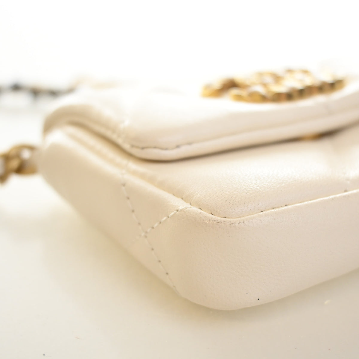 Pre-Owned Chanel Card Holder 19 Lambskin On Chain, corner and edge detail