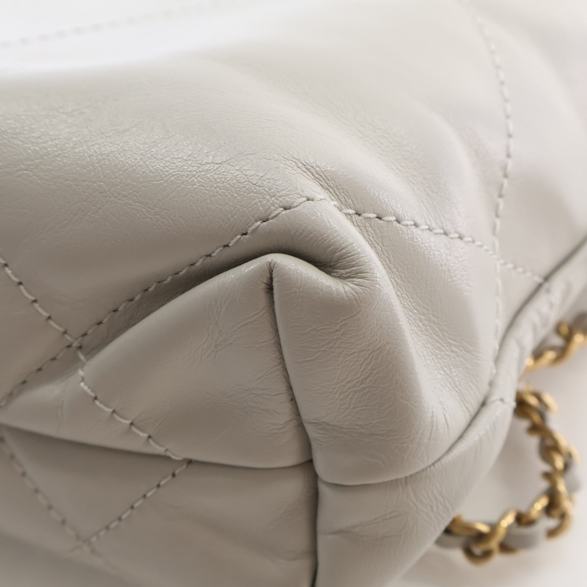 Pre-Owned Chanel 22 Hobo Mini Calfskin, corner detail, photo 15 of 18
