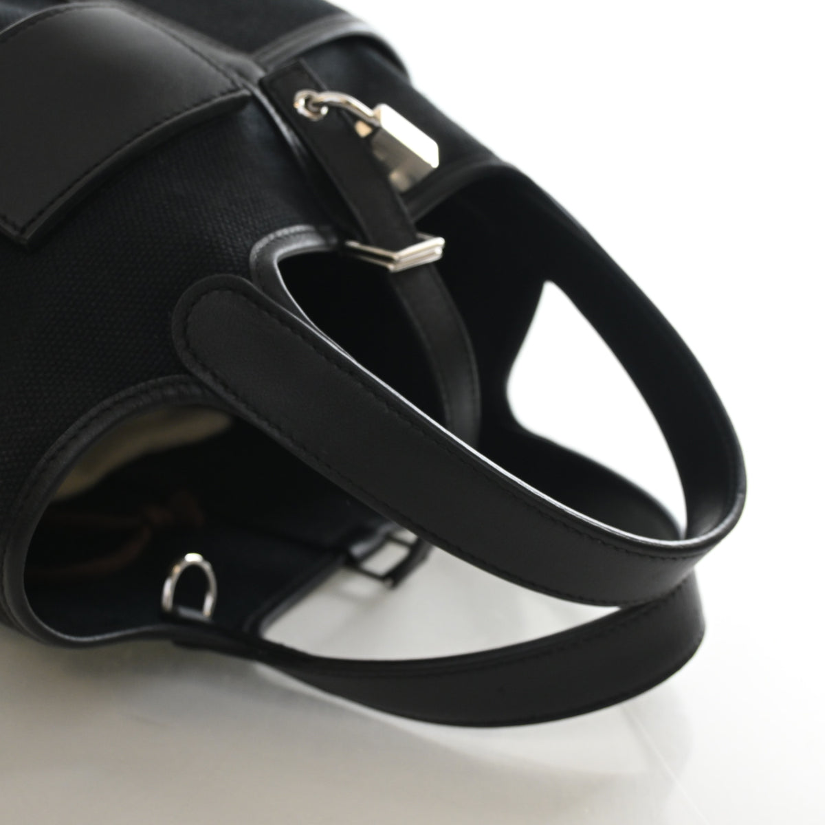 Pre-Owned Hermès Picotin Lock 18 Noir Toile Goeland Cargo, side profile