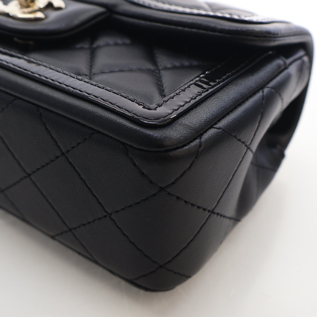 Pre-Owned Chanel Flap Bag Mini Lambskin CC, corner and edge detail, photo 8 of 17