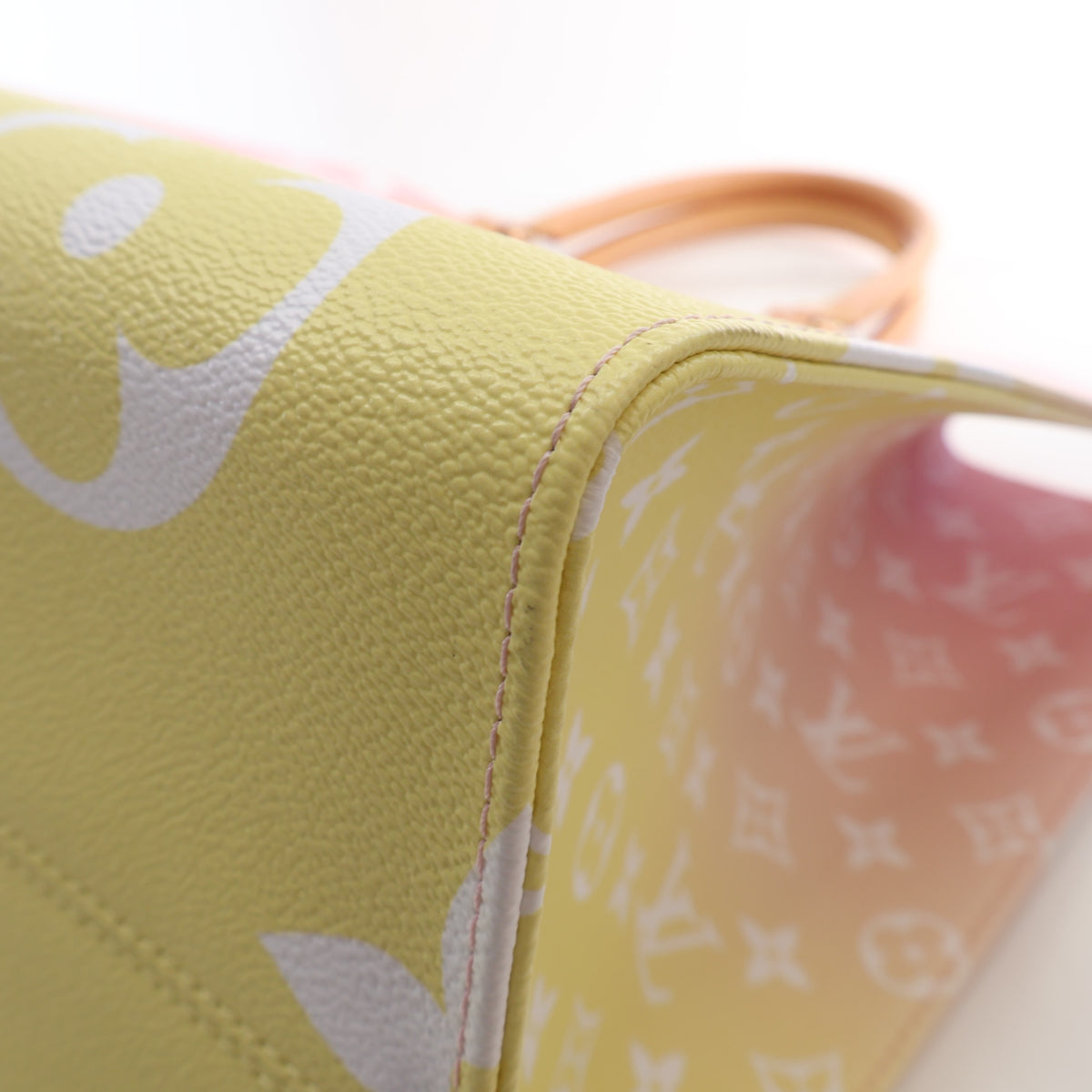 Pre-Owned Louis Vuitton Onthego GM Monogram Giant By The Pool, corner detail