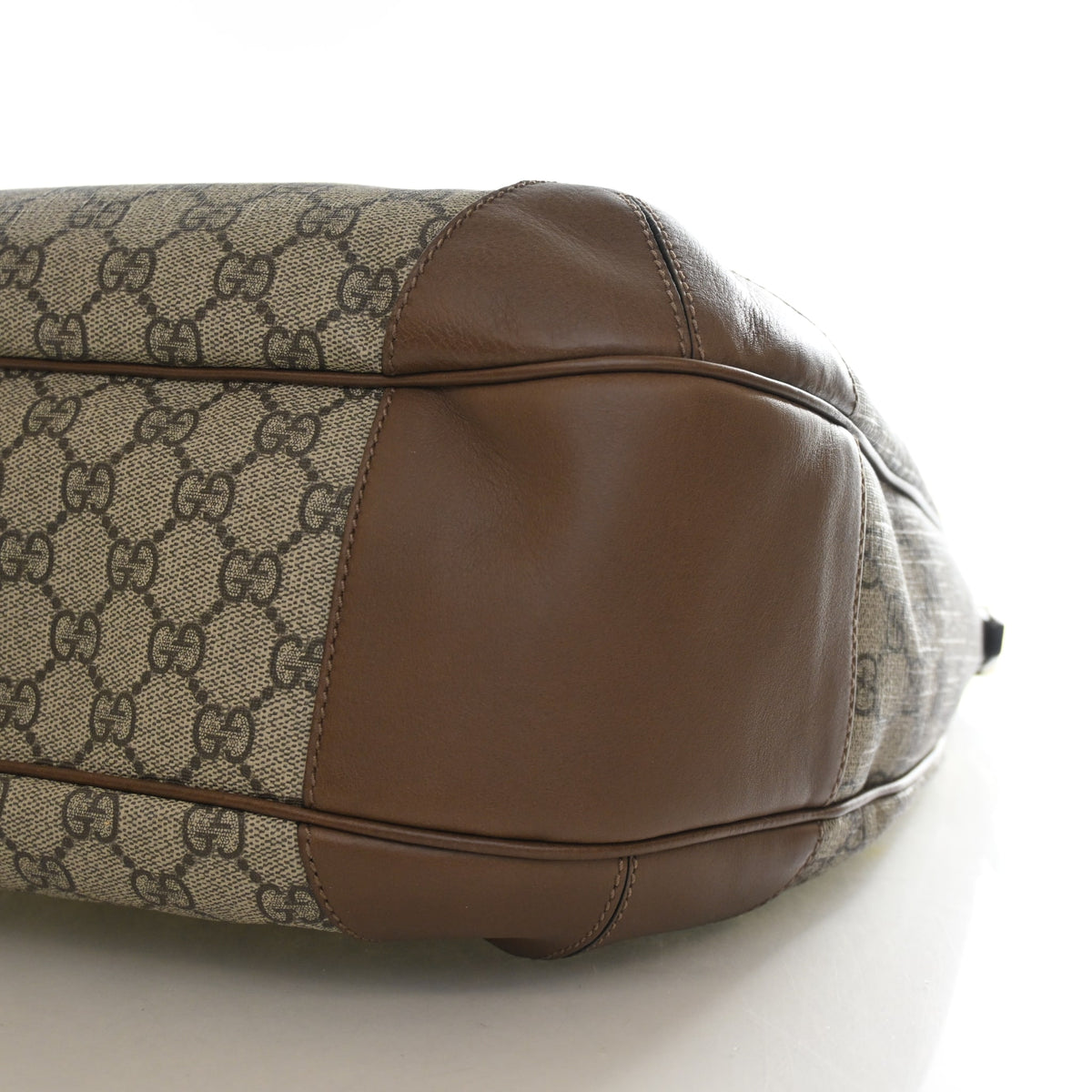 Pre-Owned Gucci Hobo GG Supreme Princy, base and feet view, photo 7 of 12