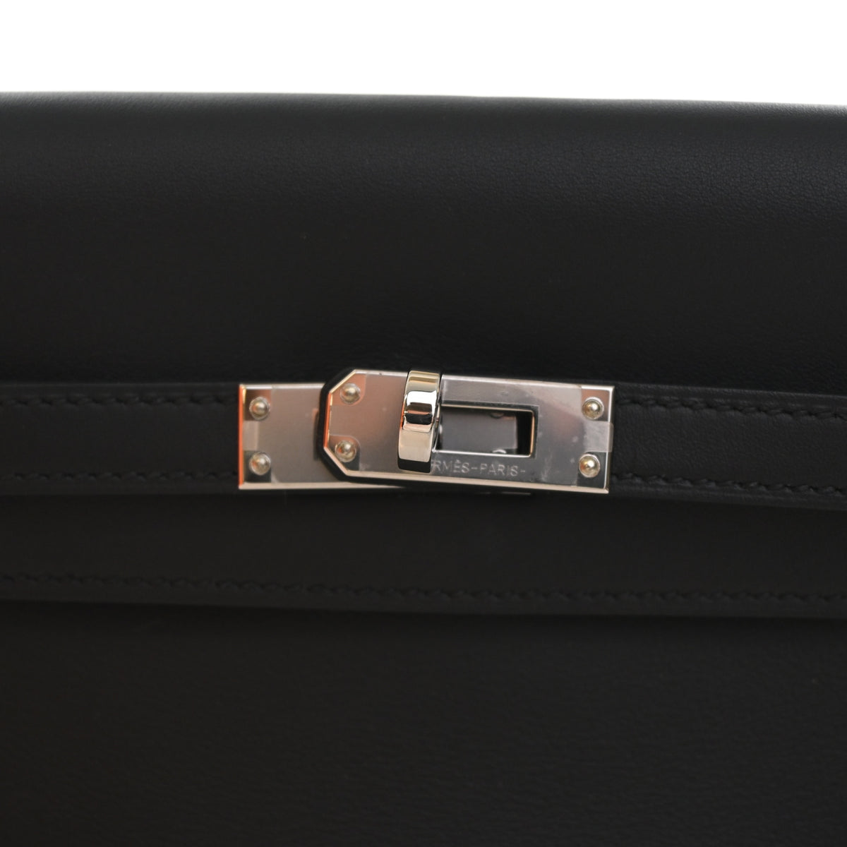 Pre-Owned Hermès Kelly Noir Swift Leather Moove, silver hardware close-up