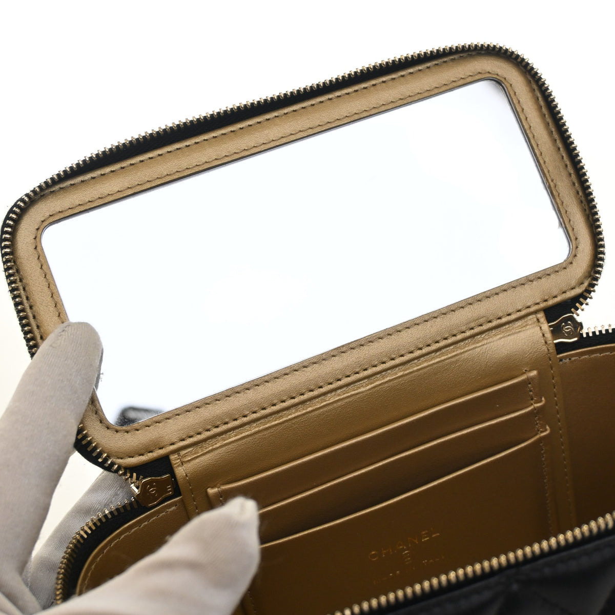 Pre-Owned Chanel Vanity Small Lambskin Pearl Crush, open interior with lining, photo 14 of 15