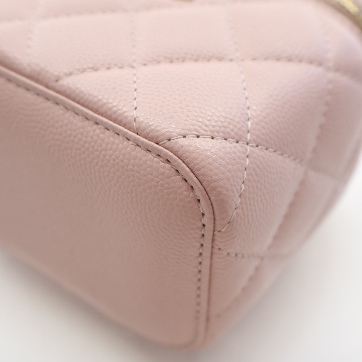 Pre-Owned Chanel Vanity Case Mini Caviar Leather, corner detail