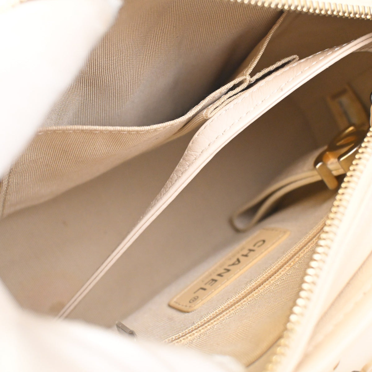 Pre-Owned Chanel Hobo Small Crumpled Calfskin Gabrielle, open interior