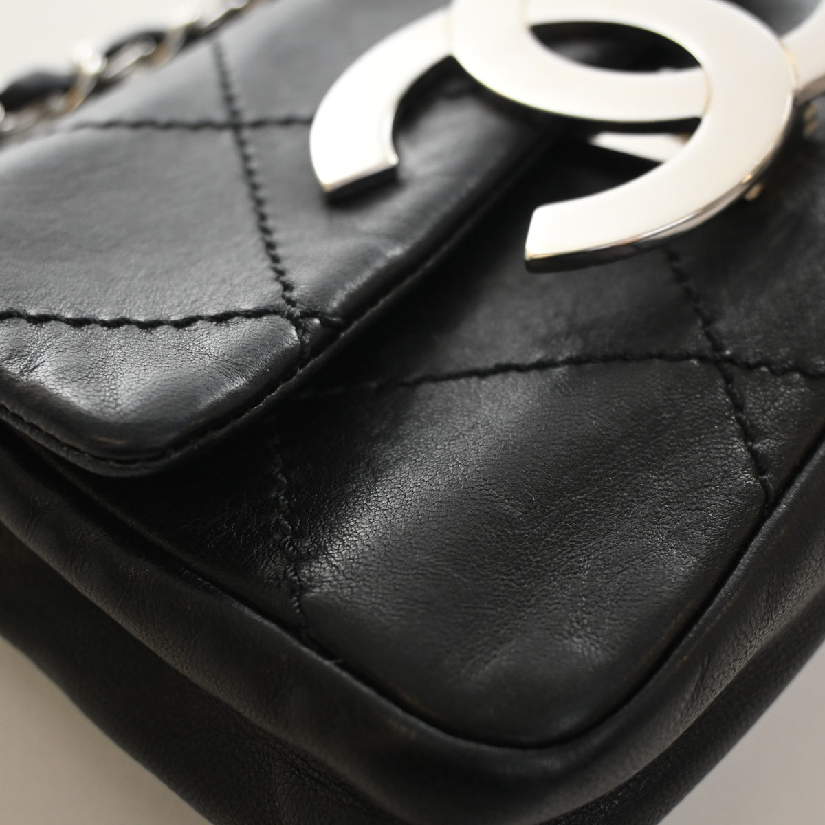 Vintage Chanel Flap Bag Calfskin Diamond Stitch CC, corner and edge detail, photo 16 of 18