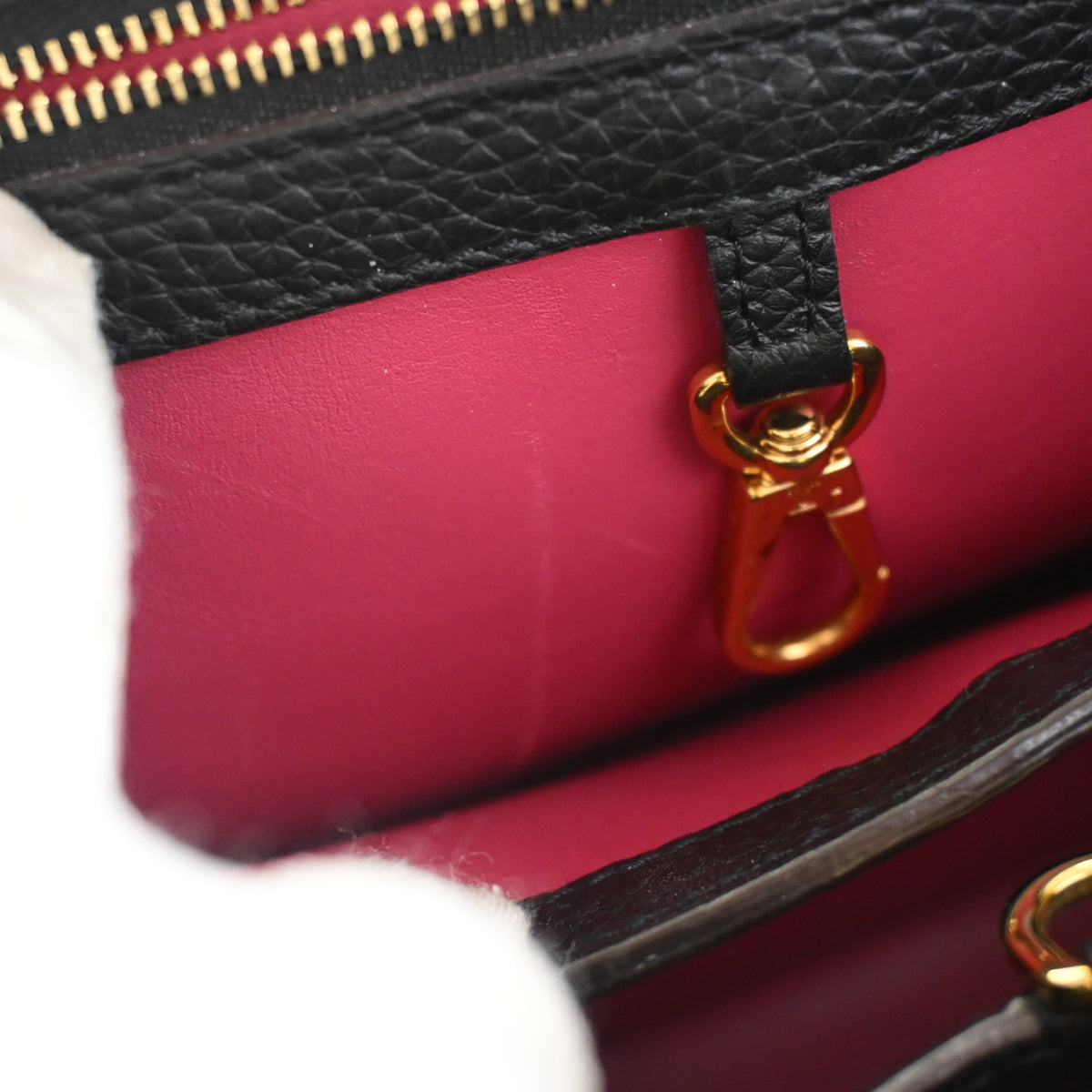Pre-Owned Louis Vuitton PM Calfskin Capucines, open interior