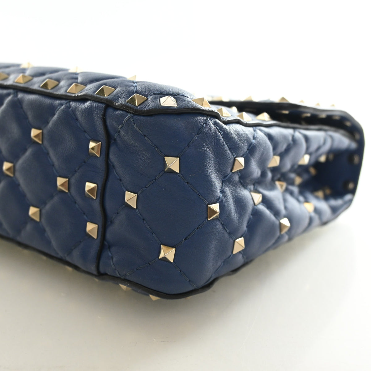 Pre-Owned Valentino Shoulder Bag Lambskin Rockstud Spike, corner and edge detail