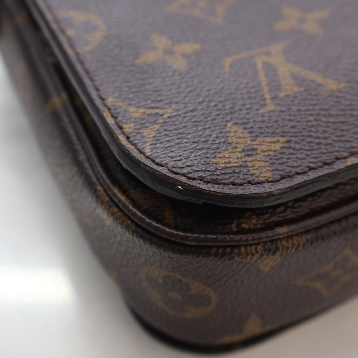 Pre-Owned Louis Vuitton Pochette Metis Monogram, corner and edge detail, photo 12 of 16