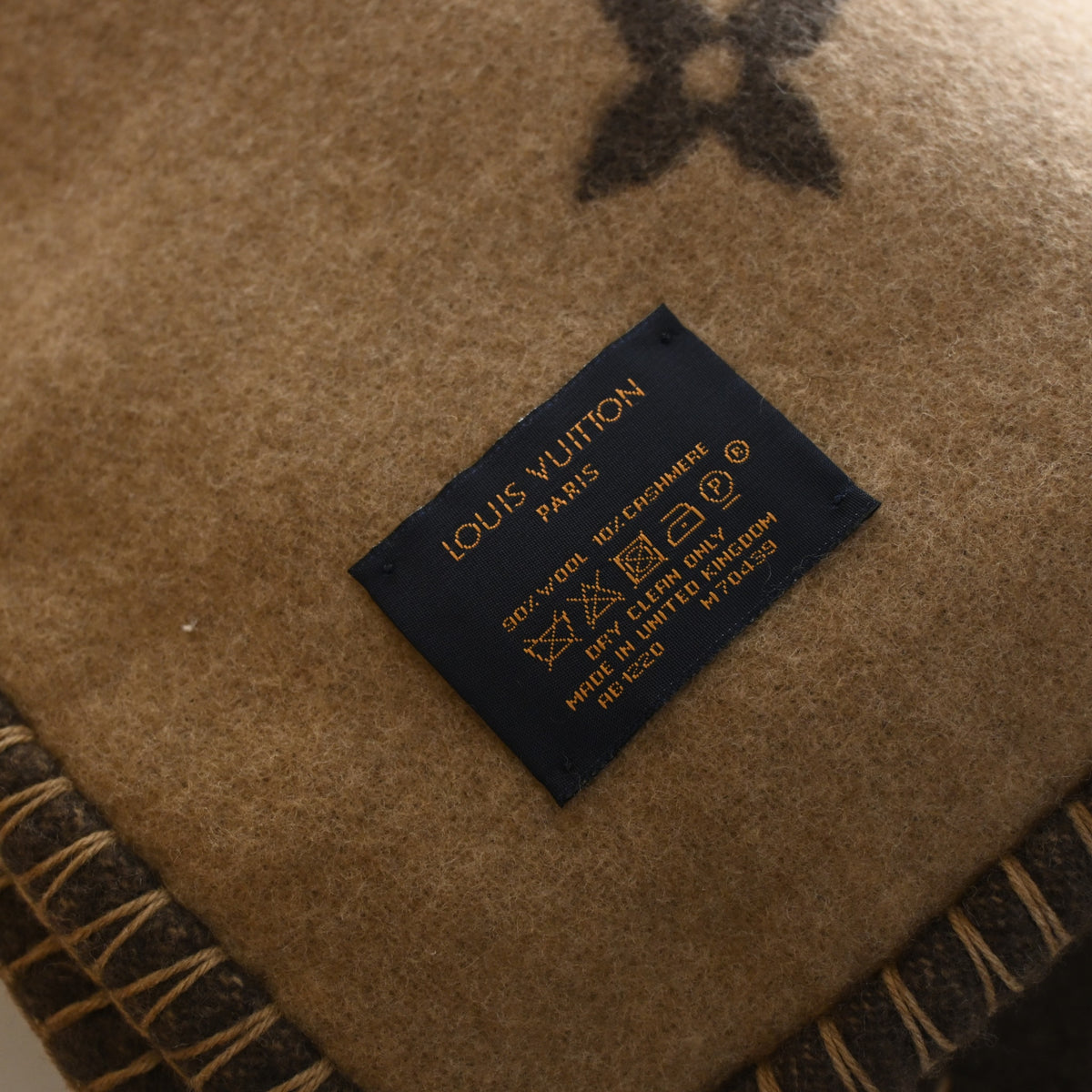 Pre-Owned Louis Vuitton Neo Monogram Blanket, interior label and date code