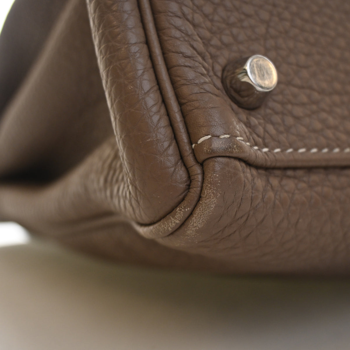 Pre-Owned Hermès Kelly 32 Etoupe Togo Leather, corner and edge detail