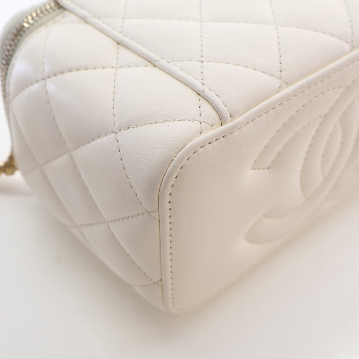 Pre-Owned Chanel Vanity Case Small Lambskin Classic, corner and edge detail, photo 13 of 19