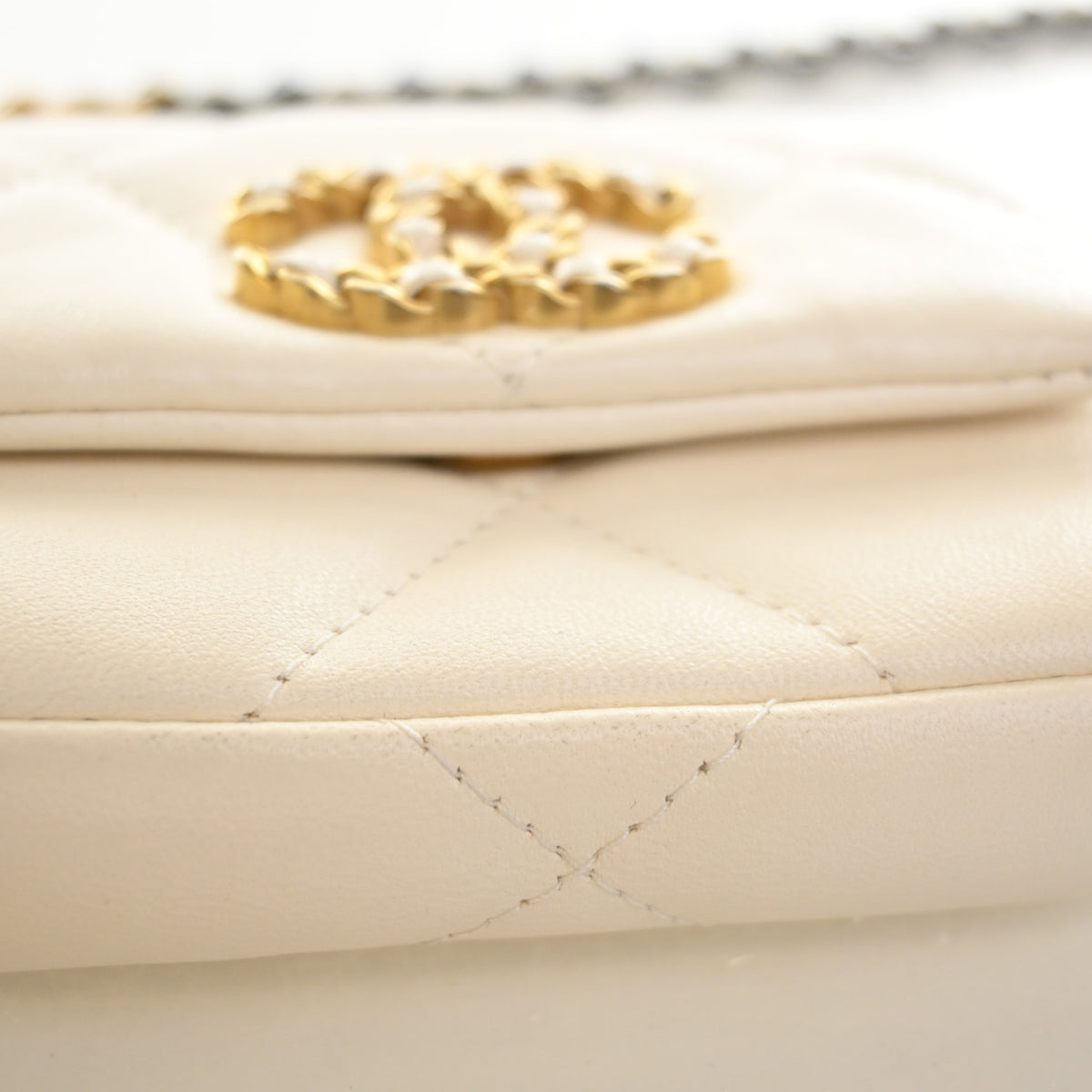 Pre-Owned Chanel Card Holder 19 Lambskin On Chain, corner and edge detail, photo 14 of 19