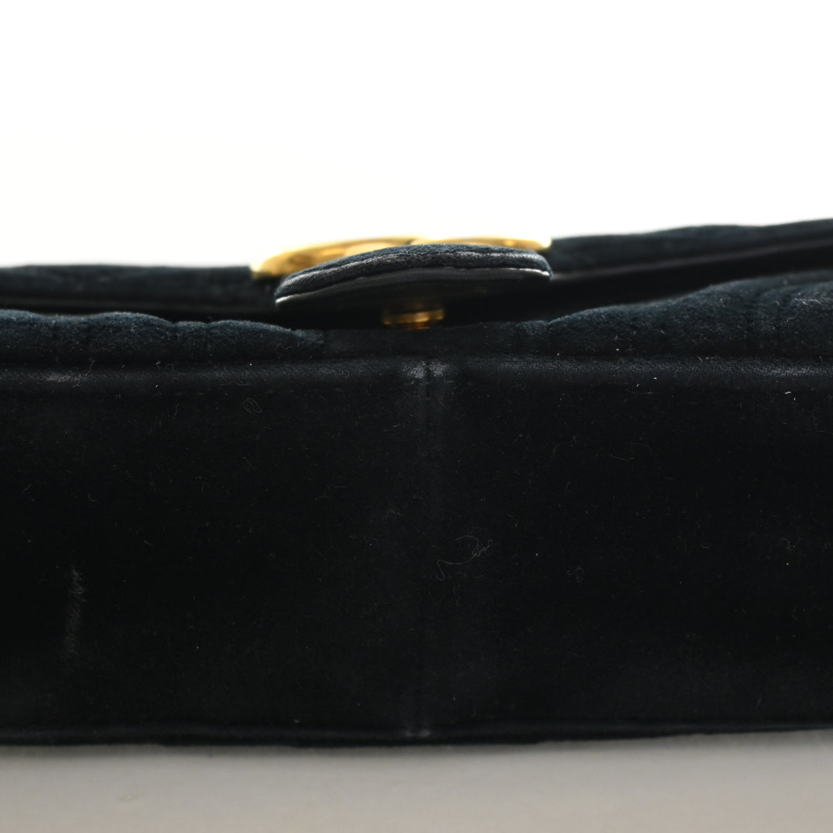 Pre-Owned Gucci Flap Bag Mini Velvet Marmont, base and feet view, photo 14 of 17