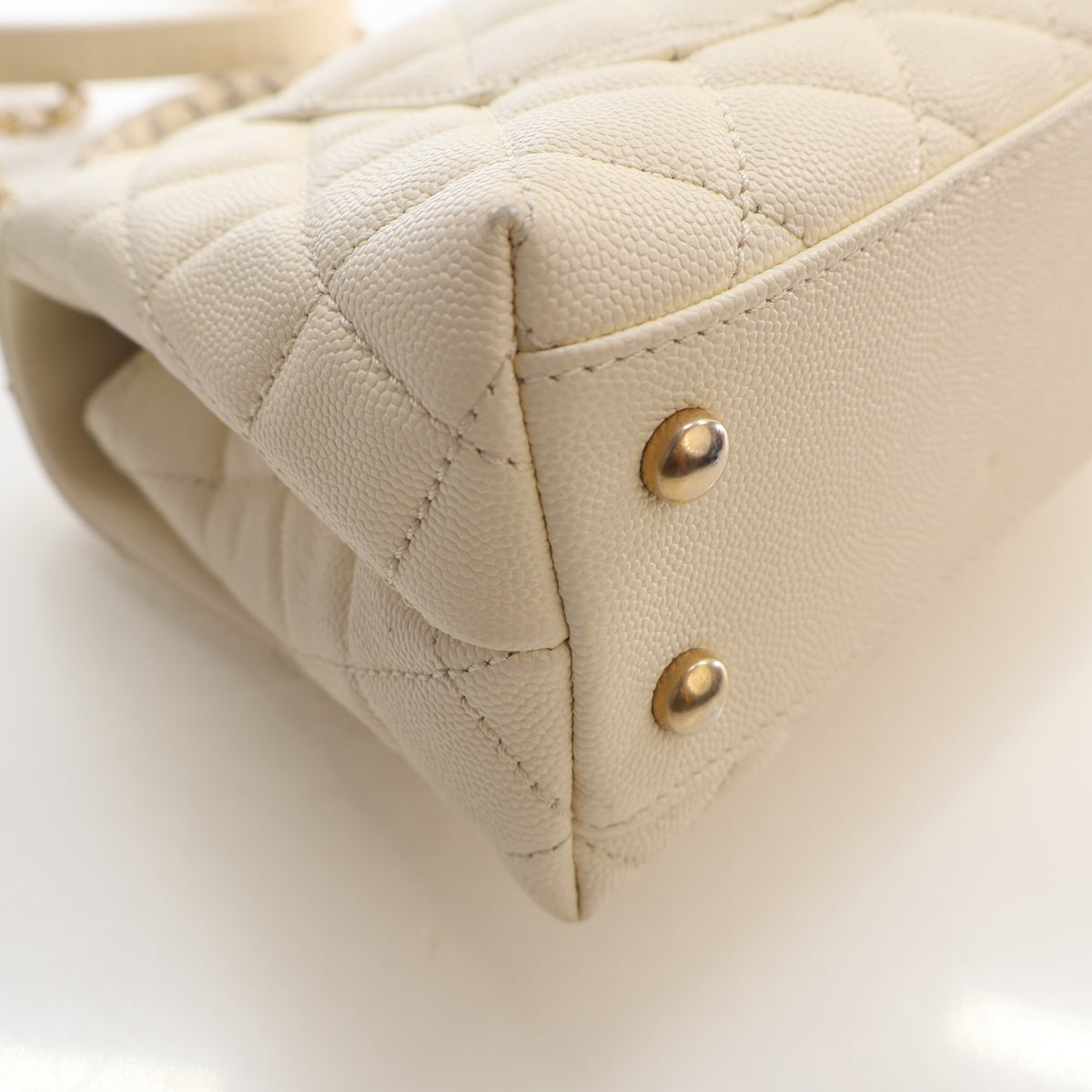 Pre-Owned Chanel Coco Handle Small Caviar Leather Bag, corner and edge detail, photo 13 of 18