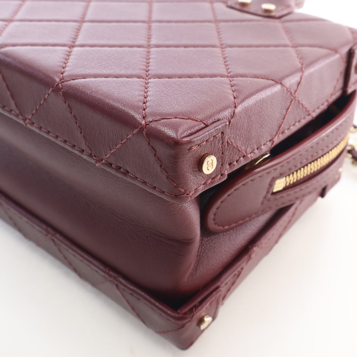 Pre-Owned Chanel Vanity Case Small Lambskin Coco Vault, corner and edge detail, photo 13 of 16