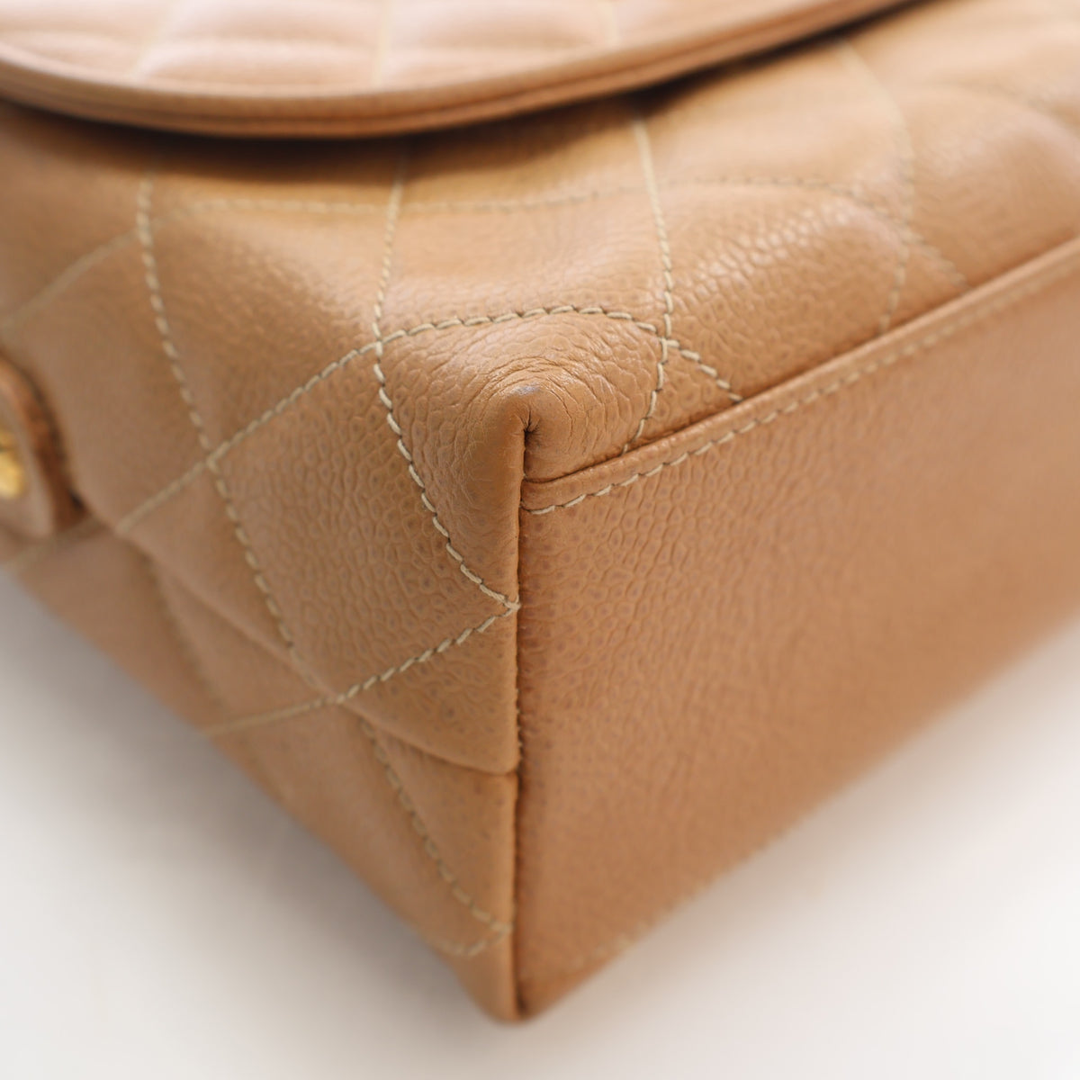 Vintage Chanel Flap Bag Small Caviar Leather Diana, corner and edge detail