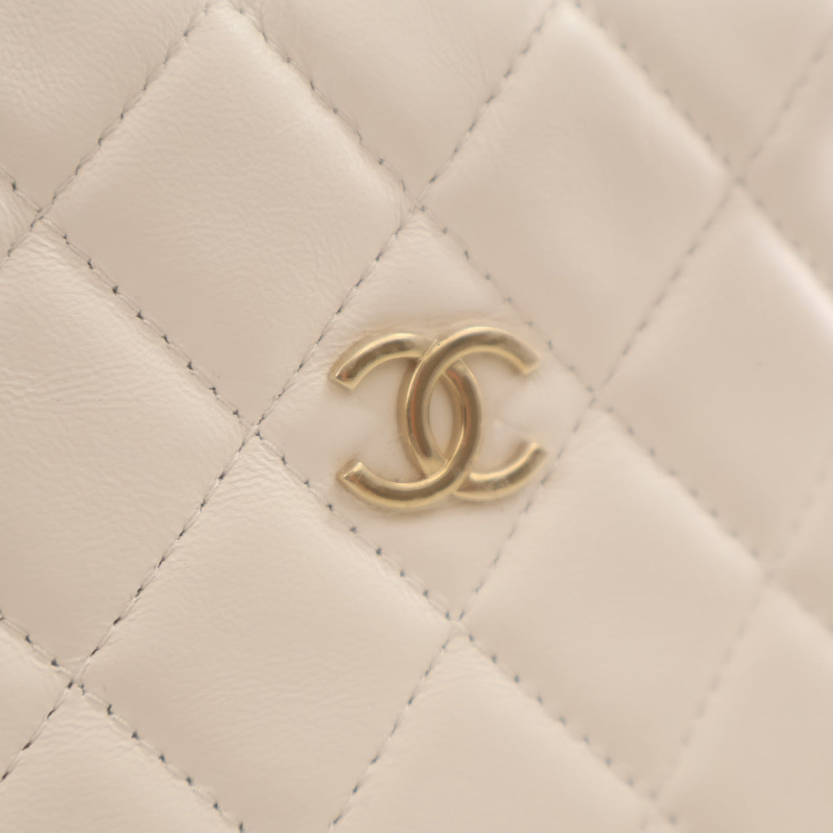 Pre-Owned Chanel Hobo Lambskin Chain Around Pouch, gold embossed logo detail