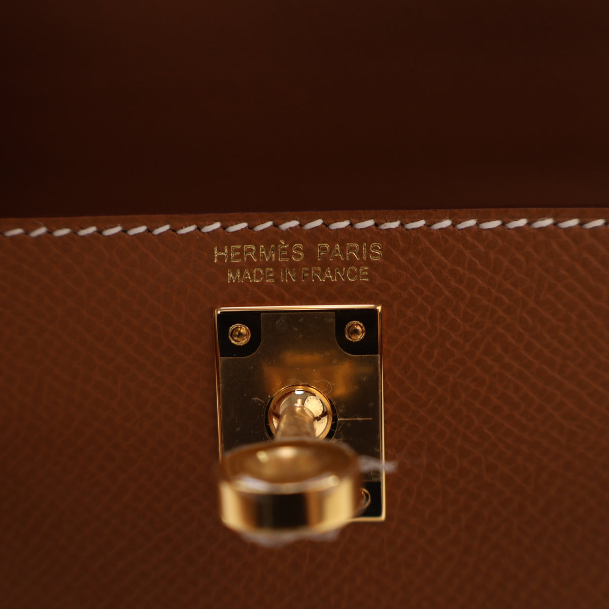 Pre-Owned Hermès Kelly Mini Gold Epsom Leather 20, gold hardware close-up, photo 14 of 15